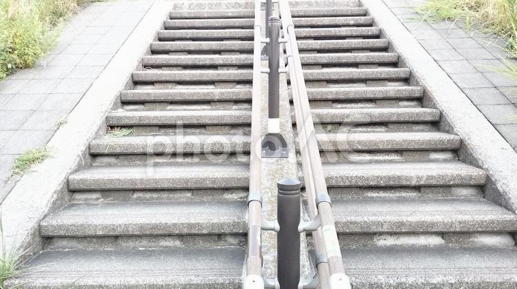 土手へ続く階段 昼,土手,自然の写真素材