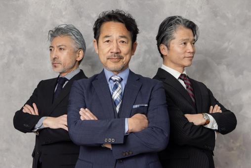 腕組みをするミドルエイジビジネスパーソン 腕組みをするミドルエイジビジネスパーソン エグゼクティブ,腕組み,ミドルエイジの写真素材