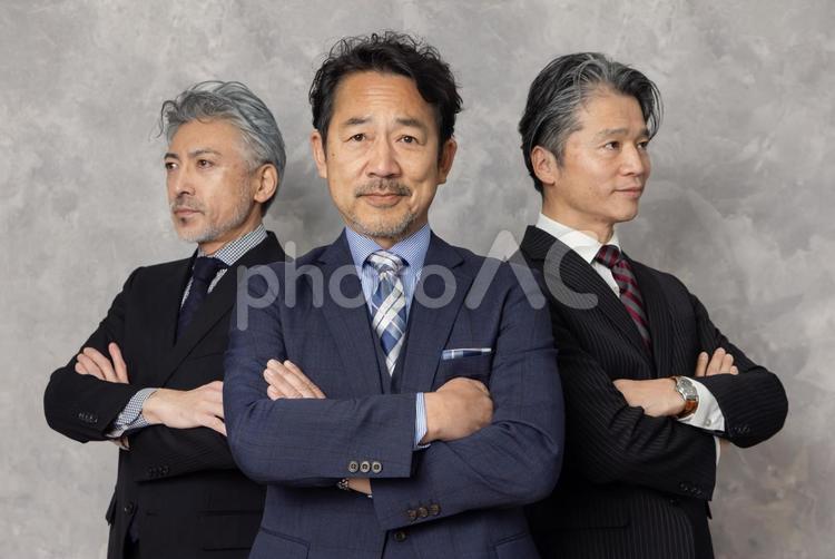 腕組みをするミドルエイジビジネスパーソン エグゼクティブ,腕組み,ミドルエイジの写真素材