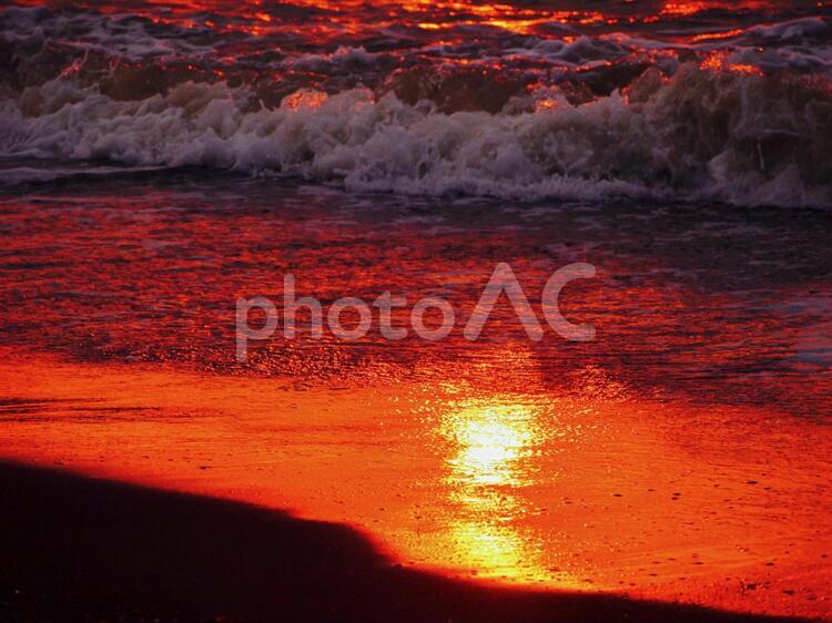 波打ち際の夕日 夕日,海,オレンジの写真素材