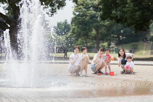 ママ友 母親 育児 水遊び ママ友 母親 育児 水遊び ママ友,公園,噴水の写真素材