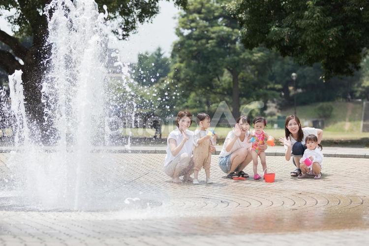 ママ友　母親　育児　水遊び　 ママ友,公園,噴水の写真素材