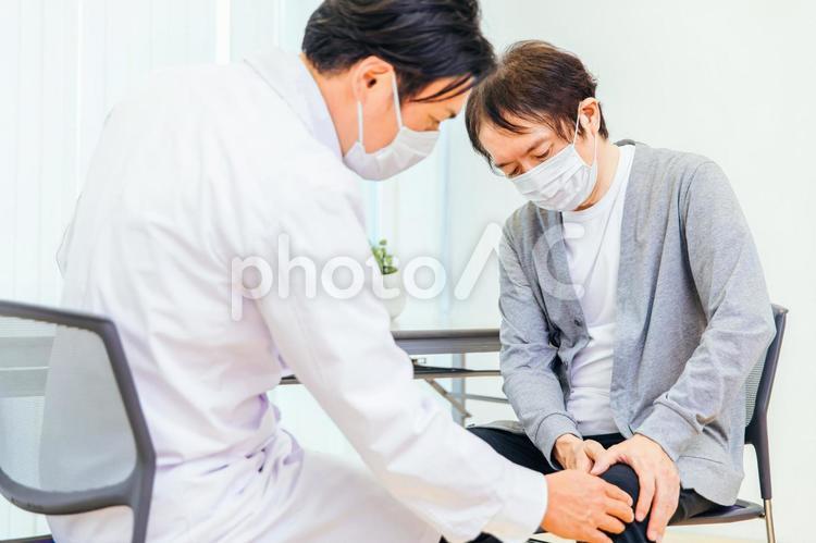 診察する男性医師（整形外科・足） 整形外科,関節痛,膝痛の写真素材