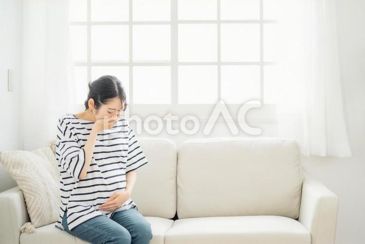 妊娠中に体調不良になる女性（吐き気） 陣痛,破水,死産の写真素材