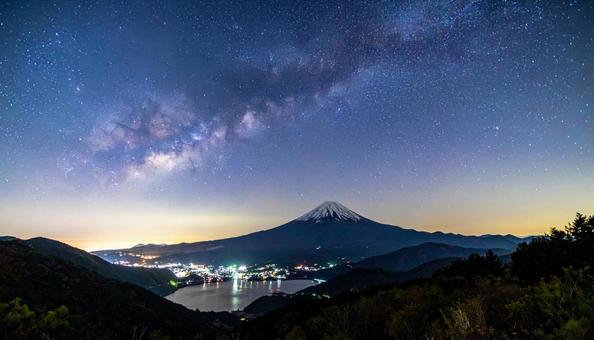 峠から見る山と夜空の天の川 峠から見る山と夜空の天の川の写真