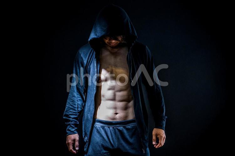 筋肉を鍛える男性（腹直筋） 筋肉,マッチョ,腹筋の写真素材