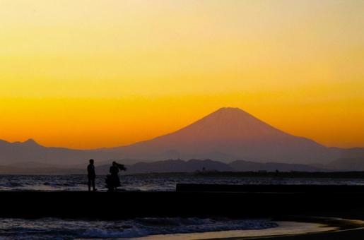 湘南・夕日とシルエット 湘南・夕日とシルエットの写真