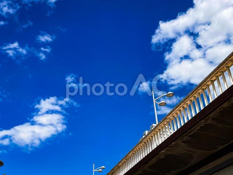 青空と橋と街灯 青空,青い空,橋から見える空の写真素材
