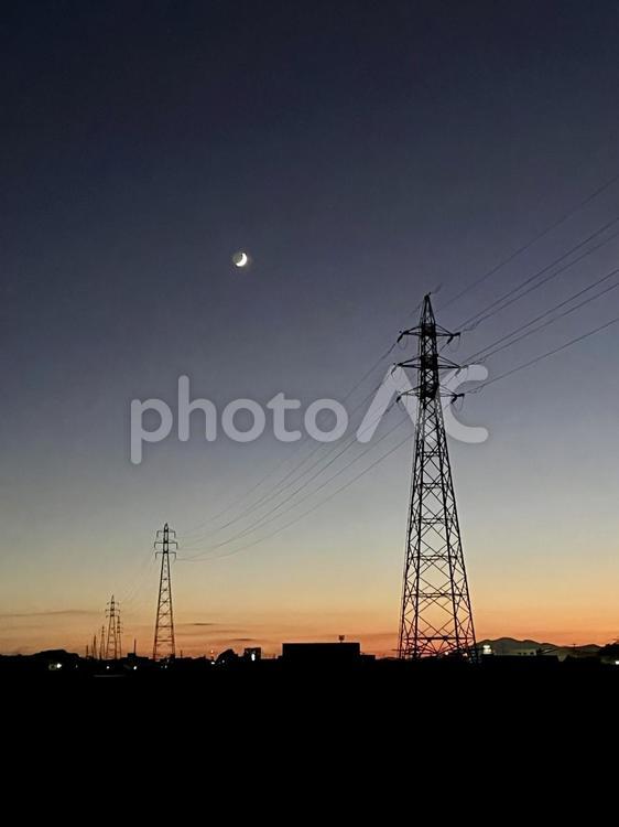 月と夕暮れ時 夕焼け,空,シルエットの写真素材