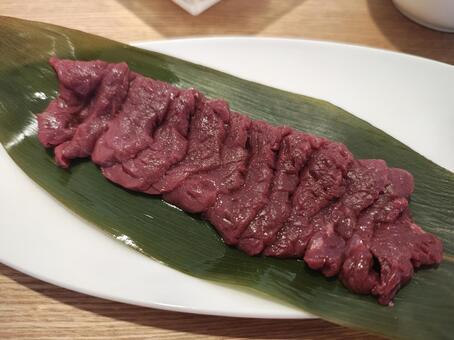 笹の葉に盛り付けられた新鮮な馬刺し 馬刺し,馬肉,赤身の写真素材