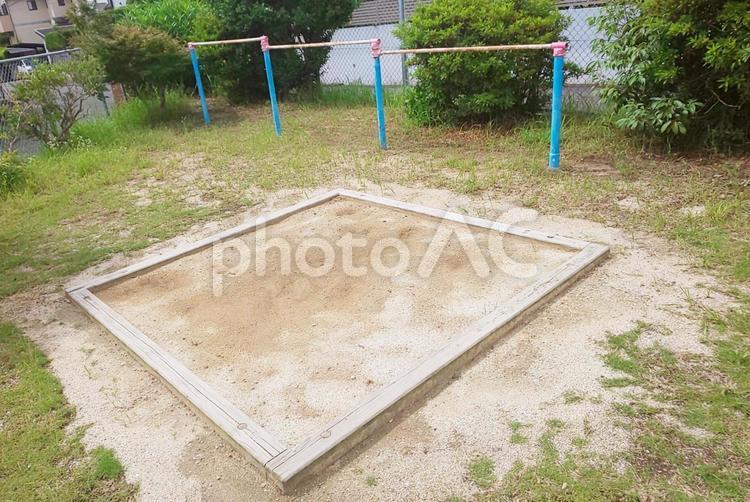 鉄棒と砂場 鉄棒,砂場,公園の写真素材