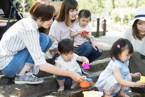 ママ友 母親 育児 ママ友 母親 育児 ママ友,水遊び,公園の写真素材