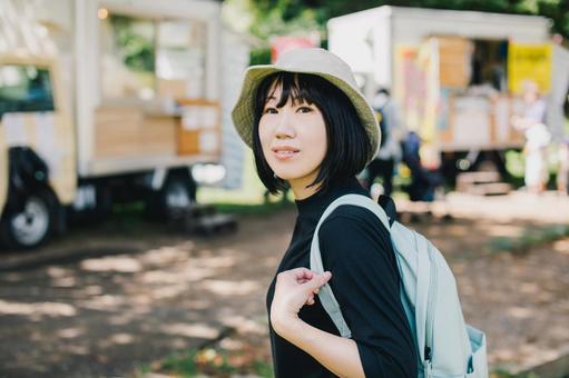 イベントに来て楽しむ女性 イベントに来て楽しむ女性 祭り,イベント,デートの写真素材
