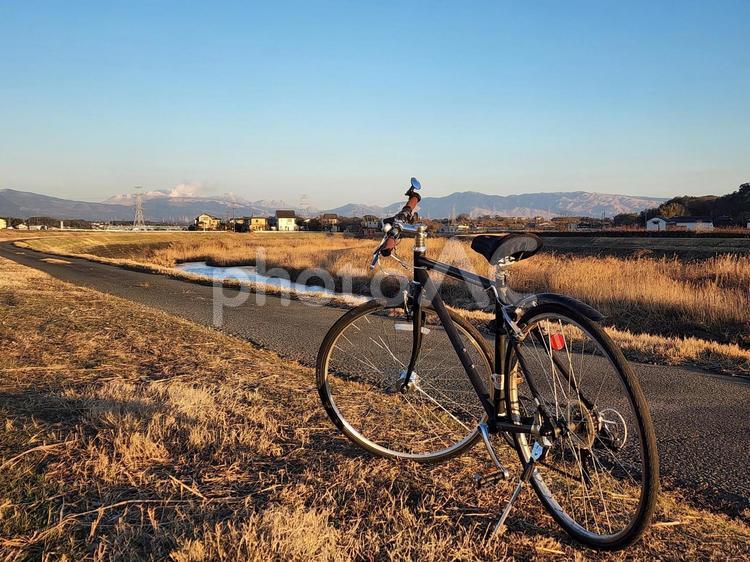 夕暮れ　クロスバイク　阿蘇地方 夕暮れ,クロスバイク,自転車の写真素材