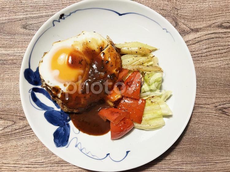 美味しそうな目玉焼き乗せハンバーグと野菜 ハンバーグ,目玉焼き,肉の写真素材