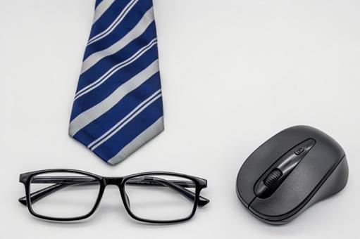 ビジネス　ネクタイと眼鏡とマウス ビジネス,ネクタイ,サラリーマンの写真素材