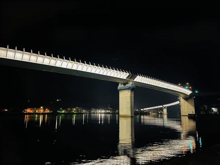 夜の牛深ハイヤ大橋の写真
