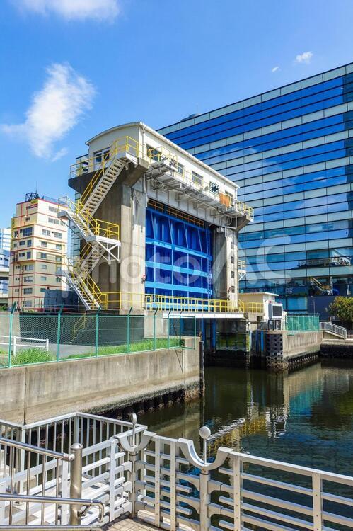 芝浦運河と古川（渋谷川）を仕切る古川水門（東京都港区芝浦～海岸）　 古川水門,芝浦,運河の写真素材