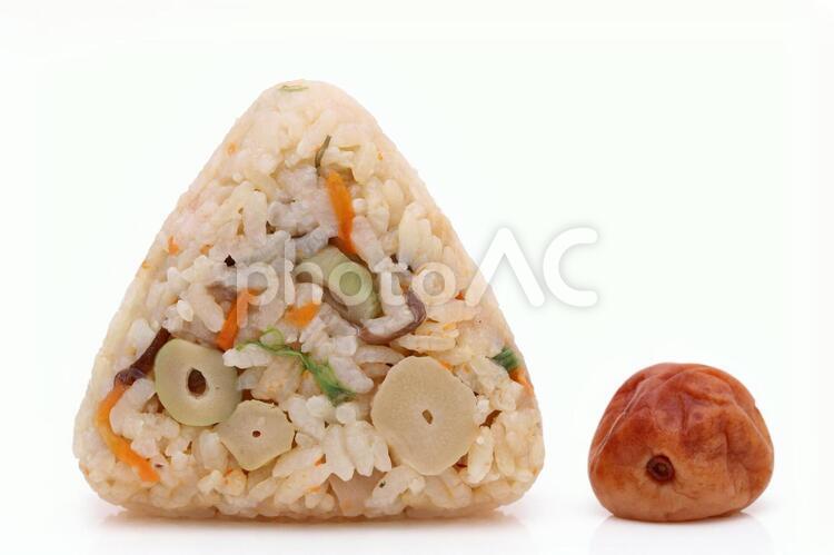 おにぎり　炊き込みご飯 おにぎり,梅干し,炊き込みご飯の写真素材