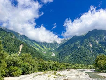 夏の上高地 梓川と雄大な穂高連峰 夏の上高地 梓川と雄大な穂高連峰 上高地,梓川,自然の写真素材