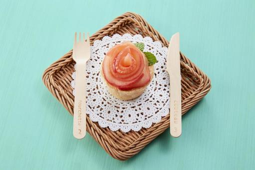 薔薇の花をあしらったアップルタルト 薔薇の花をあしらったアップルタルト リンゴ,タルト,カスタードクリームの写真素材