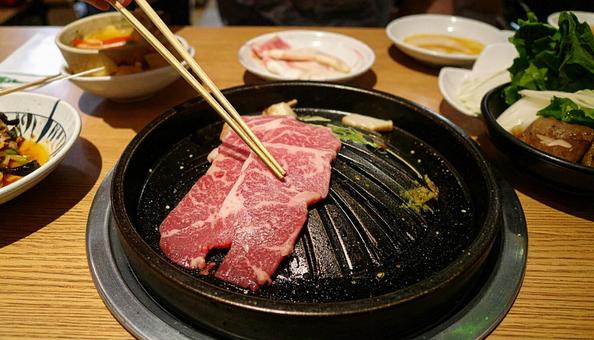 リビングのテーブルに置いたプレートで焼肉 リビングのテーブルに置いたプレートで焼肉の写真