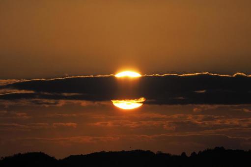雲の切れ間に沈む夕日 雲の切れ間に沈む夕日の写真