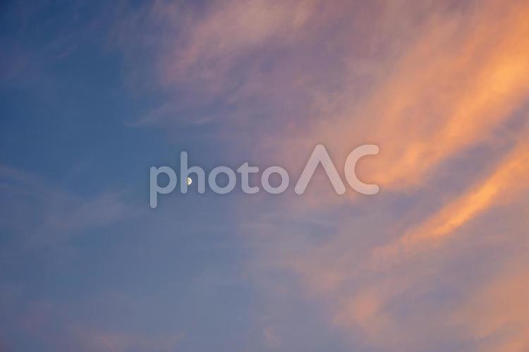 夏の夕暮れ空 夕暮れ,夕焼け,夕方の写真素材