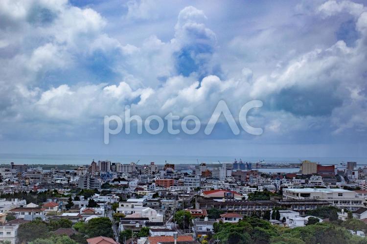 沖縄 石垣島の街並みと空 沖縄,石垣島,空の写真素材