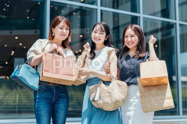 ショッピングを楽しむ女性たち ショッピング,買い物,セールの写真素材