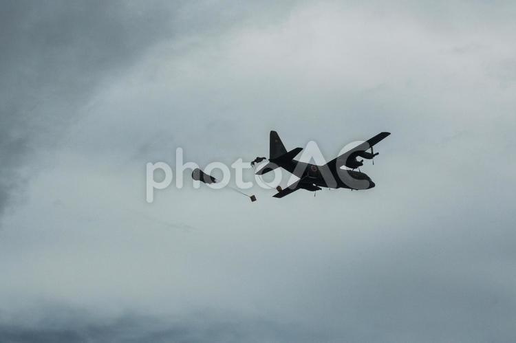 自衛隊機によるクリスマスプレゼント投下 スカイ,天候,雲の写真素材