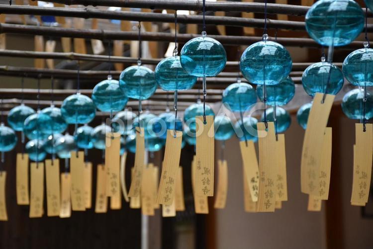 色とりどりの並んだ風鈴（京都風鈴寺） 風鈴,夏,ガラスの写真素材