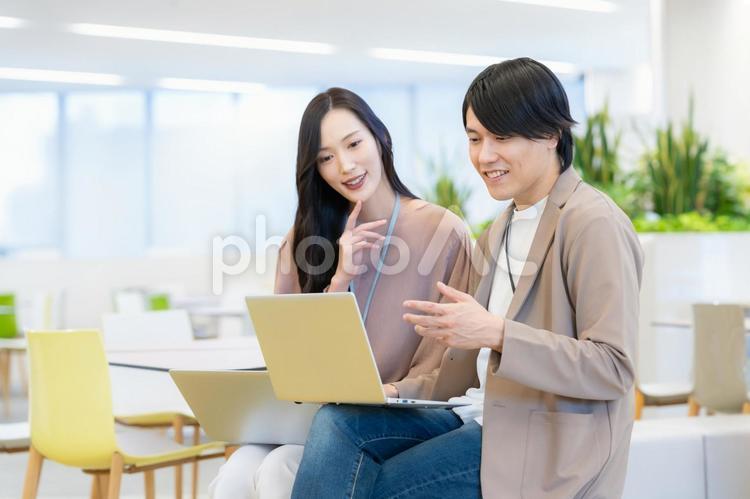会議をする男女のビジネスマン ビジネス,会議,オフィスの写真素材