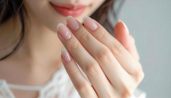 ネイルしている女性 ネイルしている女性の写真