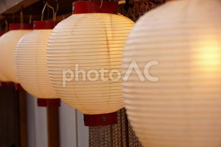 和風の提灯が並ぶ風景 ちょうちん,和風,照明の写真素材