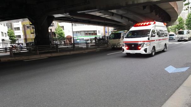 疾走する救急車_イメージ 疾走する救急車_イメージの写真