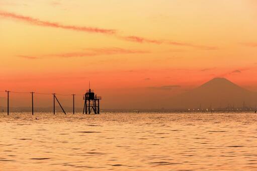 マジックアワー 海中電柱,夕陽,日没の写真素材