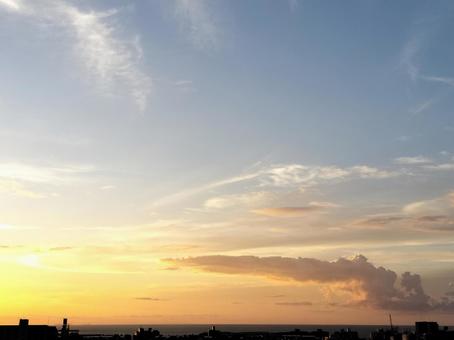 黄金色 黄金色 空,sky,夕日の写真素材