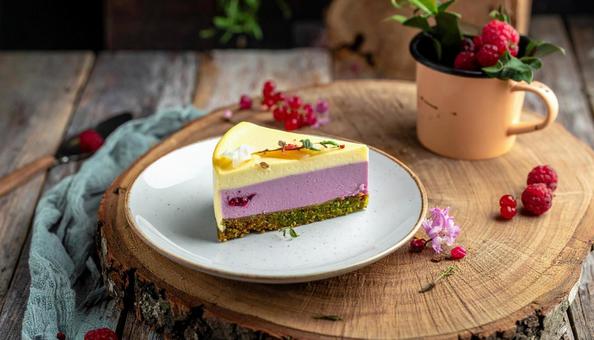 木製テーブルの上のレアチーズケーキ 木製テーブルの上のレアチーズケーキの写真