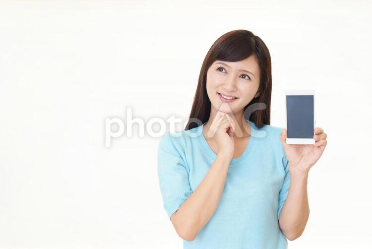 スマートフォンを持つ笑顔の女性 女性,スマートフォン,女の写真素材