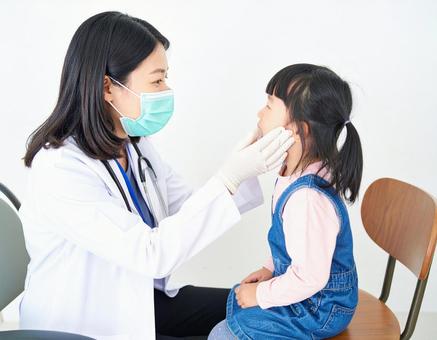 小児科で幼児を診察する女医 小児科で幼児を診察する女医の写真