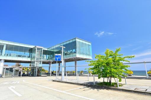 海沿いの爽やかな日立駅と広がる青空 海沿いの爽やかな日立駅と広がる青空 日立駅,海沿い,エモいの写真素材