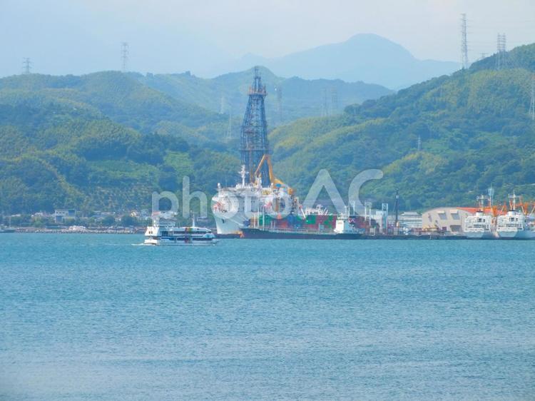 地球深部探査船　地球号の傍を通る観光船 地球深部探査船,地球号,船の写真素材
