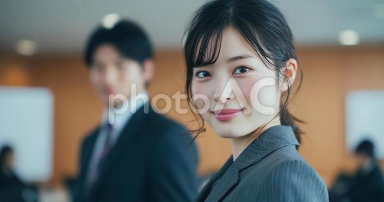 カメラ目線のスーツの女性 女性,スーツ,ビジネスの写真素材