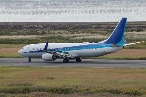 澄んだ秋空と滑走路の写真
