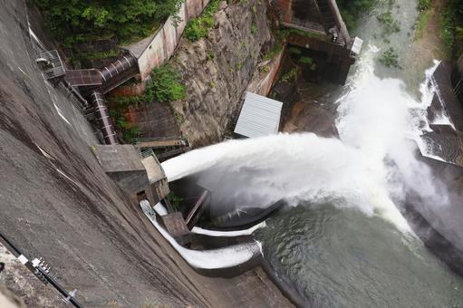 ダムの放水 ダムの放水 自然,川,ダムの写真素材