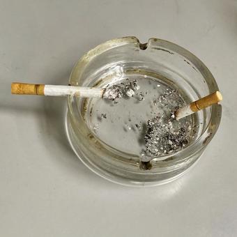 タバコと灰皿 タバコと灰皿の写真
