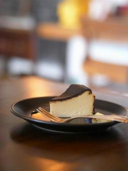 落ち着いたカフェで食べるチーズケーキ 落ち着いたカフェで食べるチーズケーキの写真