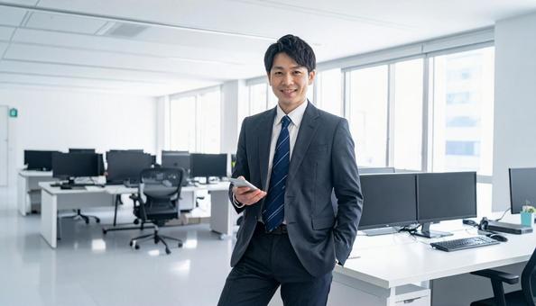 オフィスで働く日本人システムエンジニア オフィスで働く日本人システムエンジニアの写真
