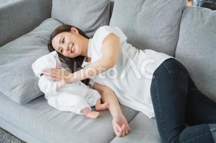 ソファで休む赤ちゃんとママ 赤ちゃん,ママ,子育ての写真素材